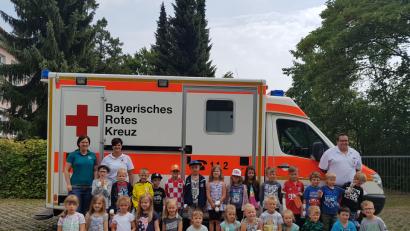 Bild: exb
Die Vorschulkinder des städtischen Kinderhauses Mitterteich durften am Ende des Trau-Dich-Kurses den Rettungswagen inspizieren. Mit dabei waren Natalie Wölfl, Manuela Lang und Magnus Zimmermann (hinten, von links) vom Roten Kreuz Mitterteich.