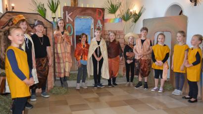 Bild: jr
Unser Bild zeigt eine Szene aus dem Kindermusical „Daniel in der Löwengrube“. Die Kinder begeisterten sowohl im Chor, als aus solistisch. Immer wieder wurden sie mit viel Beifall belohnt