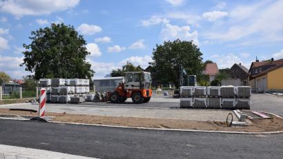 Bild: fla
Die Arbeiten am neuen Parkplatz im Bereich des alten Rathauses neigen sich langsam aber sicher dem Ende zu.