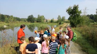 Bild: jzk
Teichwirt Thomas Beer (links) nimmt sich viel Zeit, um die Drittklässler aus Kastl in die Geheimnisse der Teichwirtschaft einzuführen.