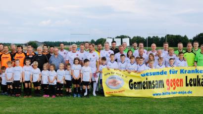 Bild: do
Auch wenn manchmal das Laufen schwer viel. Immer wieder blitzte bei den Oldstars des Clubs und einer Regionalauswahl bei einem Freundschaftsspiel in Tremmersdorf ihr Fußball-Gen auf. Unser Bild zeigt die Kicker mit den Begleit-Kits vor dem Jubiläumsmatch.
