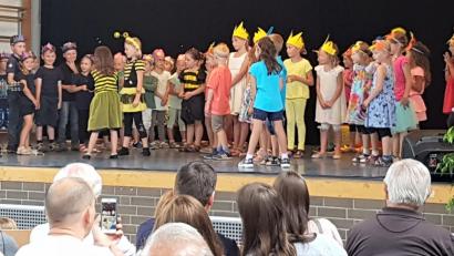 Bild: rgr
Rund 60 Kinder aus Pressath, Grafenwöhr, Eschenbach, Speinshart und Trabitz wirkten beim Musical der Musikschule Vierstädtedreieck mit.