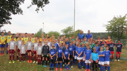 Bild: kro
Eine Werbung für den Nachwuchssport war das "Norbert-Schnurrer-Gedächtnisturnier", zu dem die Sportfreunde Kondrau am vergangenen Samstag einluden. Unser Bild zeigt die teilnehmenden Mannschaften mit den Turnierleitern Franz Heinrich (hinten links) und Manuel Enders von den Sportfreunden.