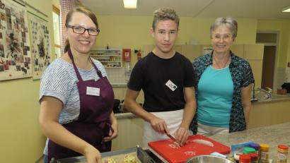Bild: Hirsch
Realschüler Felix Brendel (Mitte) macht zusammen mit der Studierenden der Landwirtschaftsschule, Anja Schmid (links), Blätterteigschnecken, rechts Schulleiterin Elisabeth Beer.