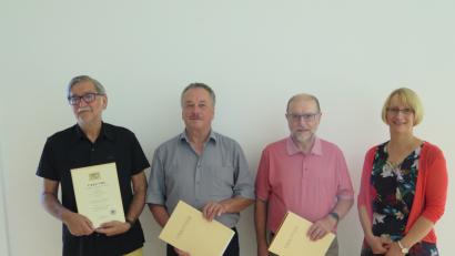 Bild: jzk
Rektorin Christine Wiesend verabschiedet die drei Lehrer Norbert Lang, Michael Kraus und Walter Stahl (von links) in den Ruhestand.