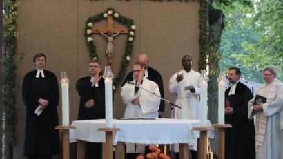 Bild: cog
Zum Abschluss des ökumenischen Gottesdienstes auf dem Annaberg segneten Kaplan Daniel Fenk und Dekan Karlhermann Schötz gemeinsam die Gemeinde.