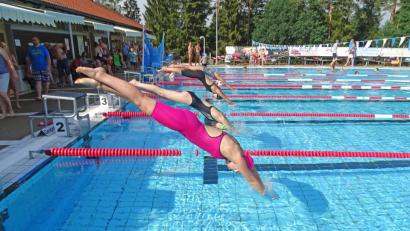 Bild: Dobmeier
Die Starter springen bei der Stadtmeisterschaft in insgesamt 18 Wettkampfklassen ins Schätzlerbad-Becken. Drei Teilnehmer stechen mit ihren Ergebnissen besonders hervor.