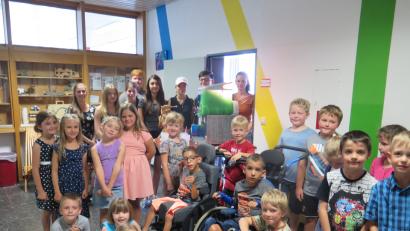 Bild: jzk
Die Klasse 1 a freut sich mit den Zwillingen Malik und Damian Nelson (Mitte) sowie den Organisatoren der Benefiz-Veranstaltung über die gelungene Aktion mit der Slush-Eis-Maschine.