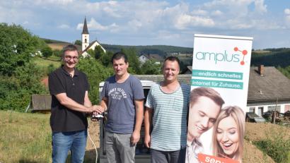 Bild: bnr
Per Knopfdruck schalteten Bürgermeister Martin Schwandner ( Mitte) und Robert Scholz (links), Kommunalbetreuer, das neue Baugebiet "In der Lohe" online. Unterstützt wurden sie dabei vom Servicetechniker Eduard Maier.