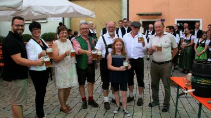 Bild: wro
Die ersten Festkrüge sind eingeschenkt. Das Bürgerfest werde man fortgeführen, versprach Bgm. Bauer (5. von li.). Im Bild die Markträte mit dem Nachbarbürgermeister (von links) Matthias Grundler, Alexandra Hasenfürter, Rita Wildenrother, Toni Dutz, Herbert Bauer, Gerhard Enslein mit Tochter und Peter Bork.