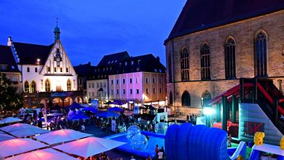 Bild: Petra Hartl
Watersplash Amberg Rutschen für den guten Zweck!Wassererlebnis für Groß und Klein direkt auf dem Amberger Marktplatz!