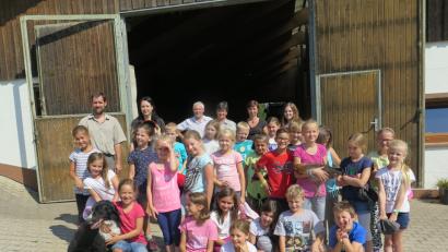 Bild: jzk
Matthias Lorenz (links mit seiner Tochter Hanna) nimmt sich viel Zeit für die Zweitklässler.