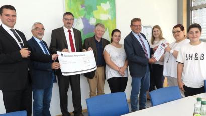 Bild: Hirsch
Landrat Thomas Ebeling, die Bürgermeister Manfred Rodde und Hans Prechtl, Stiftungsvorsitzender Dr. Karl Sauer, Schülerin Leonie Müller, Rektor Helmut Schuster, Jugendsozialarbeiterin Marina Simon, Josefine Hirn vom Gesundheitsamt und Schüler Can Ali Akdogan (von links) freuten sich über den Sieg beim Präventionswettbewerb der Sieglinde-Nothacker-Stiftung.