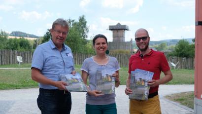 Bild: awo
Der Vorsitzende des Vereins Via Carolina – Goldene Straße, Alfred Wolf, präsentiert mit den beiden für das Projekt betrauten Mitarbeitern Ida Petioka und Vaclav Vrbik (von links) die ersten Exemplare des Magazins.