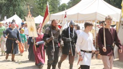 Bild: mp
"Ja, so warn's die alten Rittersleit'": Mit 30 historischen Gruppen und Vereinen tauchte das Publikum beim Mittelaltermarkt des Festspielvereins in vergangene Zeiten ein.
