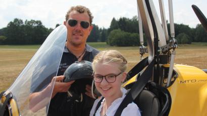Bild: kro
Große Vorfreude auf den Rundflug mit einem Gyrocopter bei der 12-jährigen Luisa Völkl. Dahinter ihr Pilot Anton Moll.
