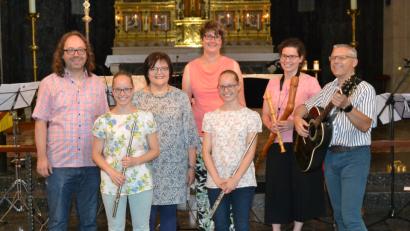 Bild: hcz
"Punkt 12" sind sie voll da (von links): Stefan Schultes, Ida Landgraf, Christa Bauer- Denz, Alexandra Reger, Emma Landgraf, Gisela Baur- Pajak und Roman Landgraf.