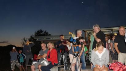 Bild: weu
Über 700 Gäste beobachteten an den acht Vereins-Teleskopen die Mondfinsternis, Mars und zahlreiche Himmelskörper. Auf der Fläche vor der Sternwarte war kein Plätzchen mehr frei, auch auf den Wiesen saßen und standen Hunderte von interessierten Gästen, ausgerüstet mit Teleskopen, Ferngläsern und Fotoapparaten.