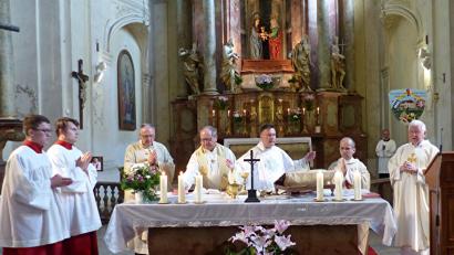 Bild: kod
Am Altar der Wallfahrtskirche stehen Stadtpfarrer Georg Flierl aus Tirschenreuth und Jaroslav Šašek aus Plan, Hauptzelebrant und Prediger Ralf Bertels aus Dresden, Pfarrer Armin Maierhofer aus Mähring und Prälat Helmut Wanka aus Limburg.