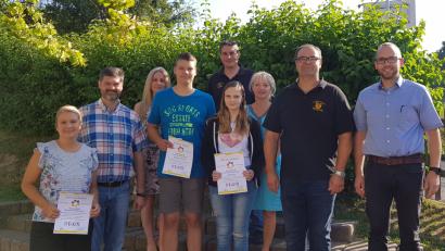 Bild: exb
Zur Auszeichnung treffen sich (von links) Sandra Lautner vom Kinderhaus St. Josef in Ebnath, Zukunftscoach Wolfgang Prebeck, Schulleiterin Sabine Graser, die geehrten Johannes König und Sophia Käs, Florian Heinl von der Feuerwehr Neusorg, Betreuungslehrerin Erni Bühl, Richard König (Feuerwehr Neusorg) und Zukunftscoach Andreas Büttner.