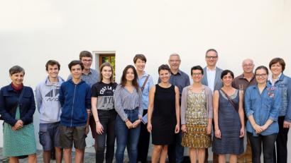 Bild: Susanne Schwab, Stadt Amberg
Die Beteiligten des Schüleraustauschs zwischen dem Erasmus-Gymnasium und dem Collège Clos-Chassaing mit unter anderem Kulturreferent Wolfgang Dersch (Fünfter von rechts), dem Leiter des Erasmus-Gymnasiums Karl Bösl (Siebter von rechts) und der für den Austausch zuständigen Lehrerin Konstanze Schlereth (Achte von rechts) sowie der Vorsitzenden des Freundeskreises Périgueux Anne-Marie Brey (links).