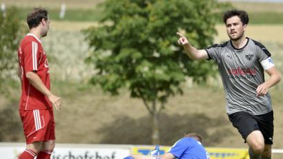 Bild: Ziegler
20. Spielminute: Der Ensdorfer Kapitän Sebastian Hummel (rechts) bejubelt den Ausgleichstreffer zum 1:1. Der Sorghofer Innenverteidiger Thomas Götzl (links) und Torhüter Michael Götz (Mitte) können nicht mehr rettend eingreifen.