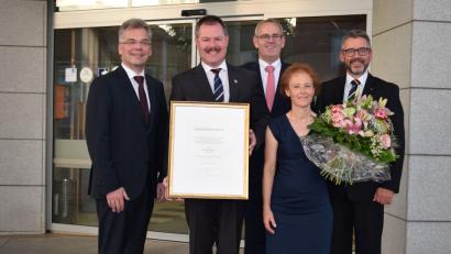 Bild: bnr
Eine hohe Auszeichnung wurde Bernhard Werner, dem Vorstandssprecher der Raiffeisenbank im Naabtal, zu Teil. Der Genossenschaftsverband Bayern würdigte seine Leistungen mit der Verleihung der silbernen Ehrennadel. Es gratulierten von links: Alexander Büchel, Mitglied des Vorstandes GVB, Aufsichtsratsvorsitzender Hans Kreckl, Ehefrau Hermine und Vorstandskollege Christian Seidel.
