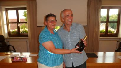 Bild: soj
Judith Zaus vom Vereinsausschuss dankt Markus Grohmann mit einer Flasche wein für seine Erläuterung zur neuen EU-Datenschutzverordnung.