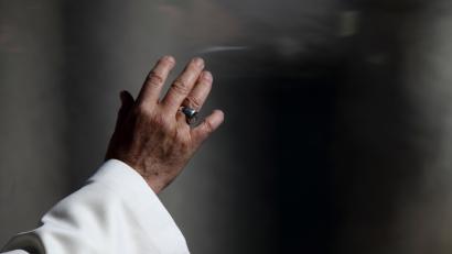 Bild: Evandro Inetti/ZUMA Wire/dpa
Die Hand von Papst Franziskus zu schütteln, das wünschen sich viele der Ministranten, die am Sonntagnacht nach Rom pilgern.