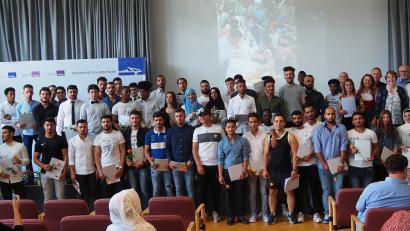 Bild: Bühner
Über ihre Abschlusszeugnisse freuen sich 54 Schüler der Integrations- und der Alphabetisierungsklasse der Europaberufsschule. 4 schließen mit einer Eins vor dem Komma ab.