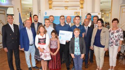 Bild: exb
Regierungspräsident Axel Bartelt (links), die Geehrten, Vertreter der Schulen und Ehrengäste aus dem Landkreis Tirschenreuth.
