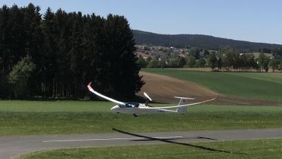 Bild: gdö
Beim Start benutzt ein Segelflieger einen kleinen Motor.