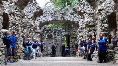 Bild: exb
Die Teilnehmer im Ruinen- und Grottentheater im Felsengarten Sanspareil.