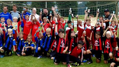 Bild: zer
Sommerfest des FC Luhe-Markt mit vielen sportlichen Einsätzen, aber auf viel Geselligkeit rund ums Sportheim. Die Jüngsten liefen zu einem Freundschaftsspiel gegen F-Teams zum 1. Volksbank-Raiffeisen-Cup auf den Rasen.