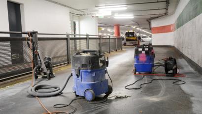 Bild: Schönberger
Die Mittelspindel hinab zum zweiten Untergeschoss der Allee-Garage blockieren seit Montag morgen Handwerker mit ihren Geräten.