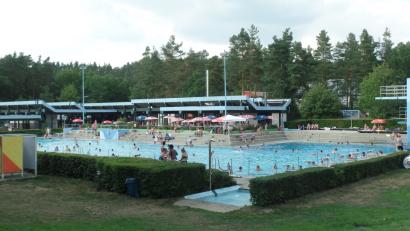 Bild: Brendel, Hubert (BR)
Das Städtische Waldbad Grafenwöhr soll durch eine Erlebniswasserrutsche noch attraktiver werden.