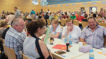 Bild: ohr
Rund 500 Personen folgten der Einladung der Frauen-Union zum „Tag der Begegnung“ für Nicht-Behinderte und Behinderte in der Sportparkhalle.