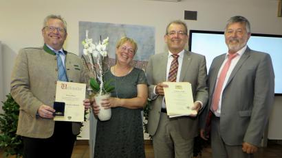 Bild: Hirsch
Schulamtsdirektor Georg Kick (rechts) überreichte Rektor Michael Winter (Zweiter von rechts) die Urkunde zur Versetzung in den Ruhestand und verabschiedete Schulsekretärin Anita Gareis (Zweite von links). Oberbürgermeister Andreas Feller (links) verlieh Michael Winter die Konrad-Max-Kunz-Medaille.
