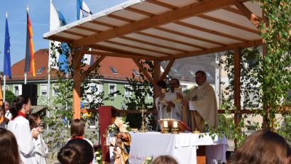 Bild: bnr
Domkapitular Johann Ammer feierte in Konzelebration mit Pfarrer Markus Ertl den Festgottesdienst zum Mutter-Anna-Fest am Marktplatz.