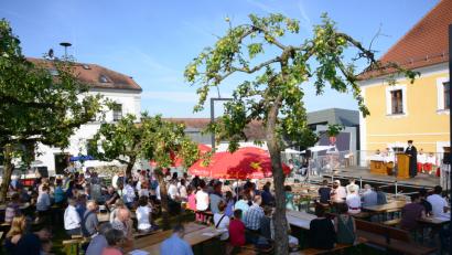 Bild: bey
Pfarrer Manuel Sauer spricht zum 50-jährigen Bestehen der Jugendgruppe Parkstein.