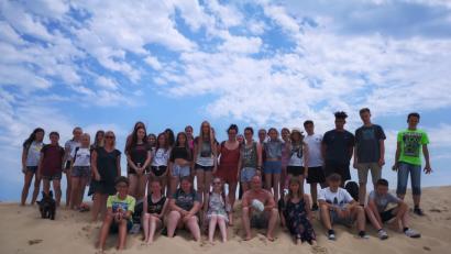 Bild: den
Ein zugelaufene Hündchen lässt es sich nicht nehmen, mit den Realschülern der Klassen 8e und 9d die Dune du Pilat zu besteigen.