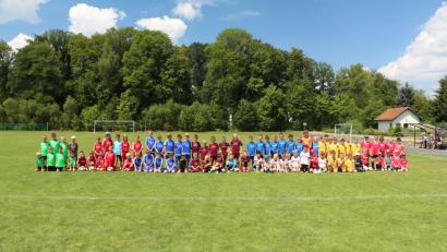 Bild: rpp
In vielen Fällen muss ein Siebenmeterschießen entscheiden, welche der acht Mannschaften beim F-Junioren-Turnier des TSV 1960 Kastl den besseren Platz belegt. Im Endspiel allerdings fällt das siegbringende Tor für die SV Grafenwöhr in der regulären Spielzeit.