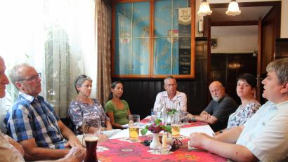 Bild: stg
Bundestagsabgeordneter Stefan Schmidt (rechts) diskutiert mit den Kemnather Grünen sowie Landtagskandidatin Anna Toman (Zweite von rechts) über die Senkung der Gewerbesteuer in Kemnath.