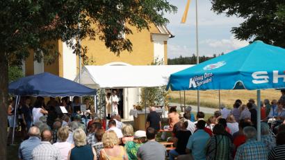 Bild: njn
Zahlreiche Gläubige fanden sich in Siegritz an der St. Anna-Kapelle ein, um als Auftakt zum Annafest das Patrozinium zu feiern.