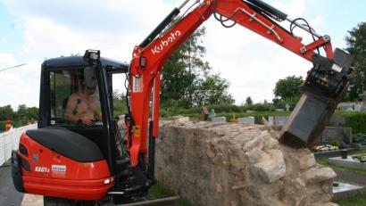 Bild: fpoz
Stein für Stein wird die Mauer auf der Nordseite des Friedhofes abgetragen.