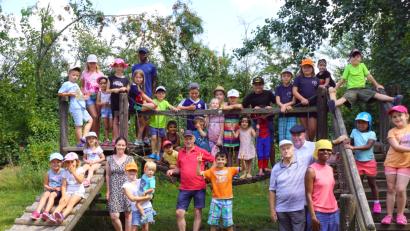 Bild: bkr
Günter Reichenberger (vorne, Zweiter von rechts), Ehrenvorsitzender des SPD-Ortsvereins, ruft vor 40 Jahren die Kinderolympiade ins Leben. Er ist dieses Jahr auch wieder dabei.