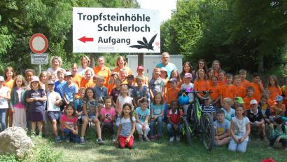 Bild: exb
Bei einer Besichtigung der Tropfsteinhöhle "Schulerloch" trafen sich die Schulbrieffreunde aus Niedermurach und München zum ersten Mal persönlich.