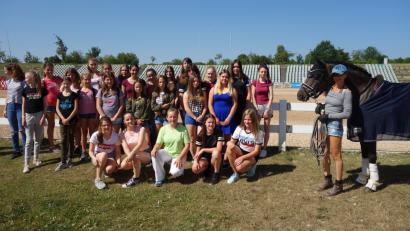 Bild: jzk
Mit der Fahrt ins ostbayerische Pferdezentrum Rieden macht Silke Hertel ihren Reitschülerinnen eine große Freude.