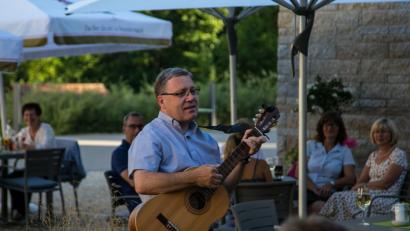 Bild: rw
Direktor Manfred Strigl eröffnete den bunten musikalischen Reigen mit seiner Gitarre