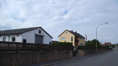 Bild: bjp
Ein neues Holzgeländer mit Metallelementen erhält die Mauer am Tremmersdorfer Straßenrand Richtung Speinshart. An fünf Stellen wird sie zudem begrünt.